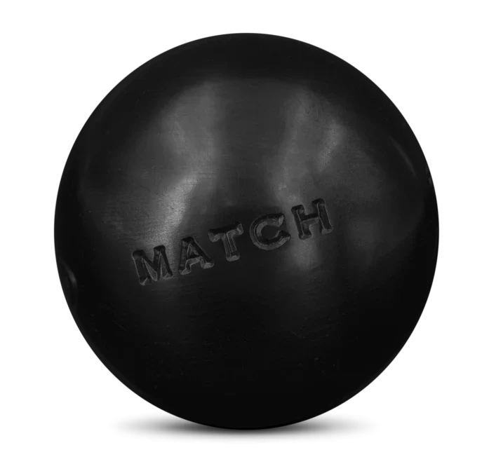 Boules de pétanque Obut Match en acier posées sur un terrain de jeu