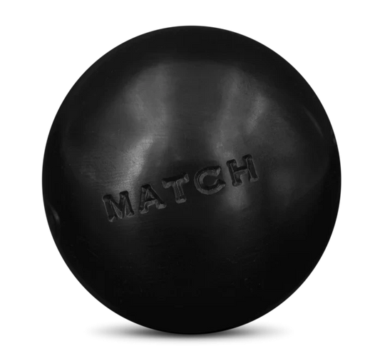Boules de pétanque Obut Match en acier posées sur un terrain de jeu