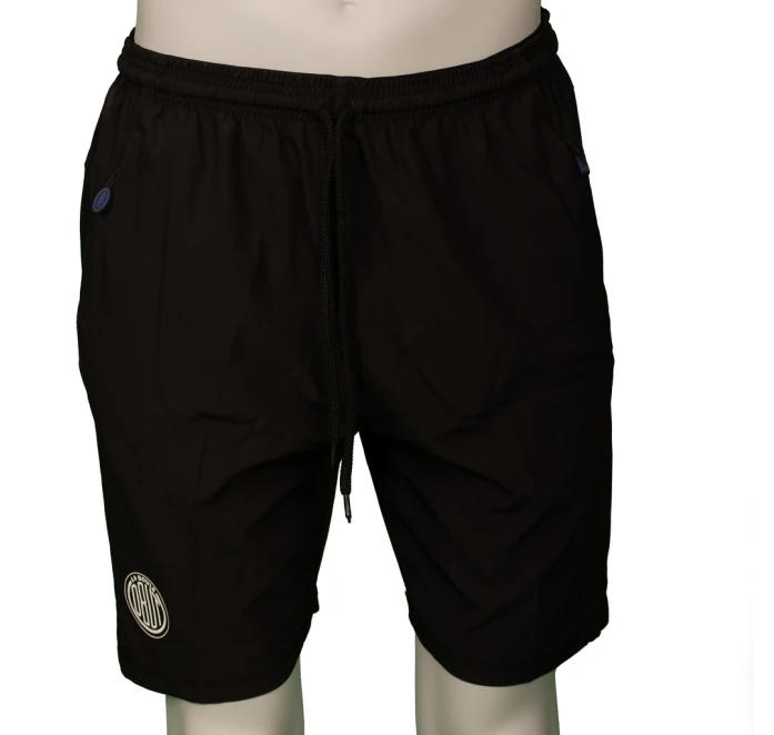 Short sport OBUT noir uni – vue côté porté